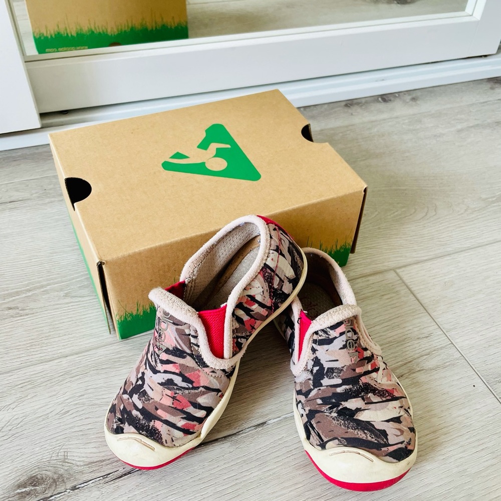 PLAE Migi Slip-On Sneaker girl shows 9.5